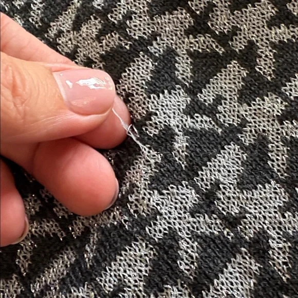 Michael Kors Monogram Black and silver Scarf - Picture 5 of 8